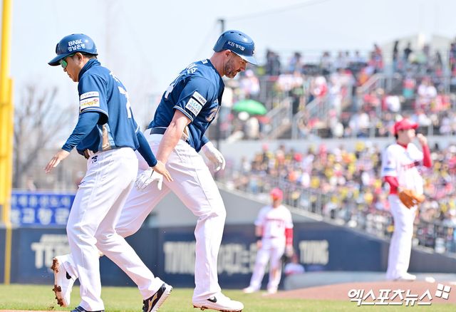  23일 오후 광주기아챔피언스필드에서 열린 '2025 신한 SOL Bank KBO리그' NC 다이노스와 KIA 타이거즈의 경기, 2회초 NC 데이비슨이 솔로 홈런을 날린 후 그라운드를 돌고 있다. 광주, 김한준 기자