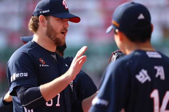 두산 베어스 외국인 투수 콜 어빈이 지난 22일 문학 SSG 랜더스전에서 KBO리그 데뷔전을 치러 5이닝 7피안타 6탈삼진 3사사구 4실점을 기록했다. 두산 베어스