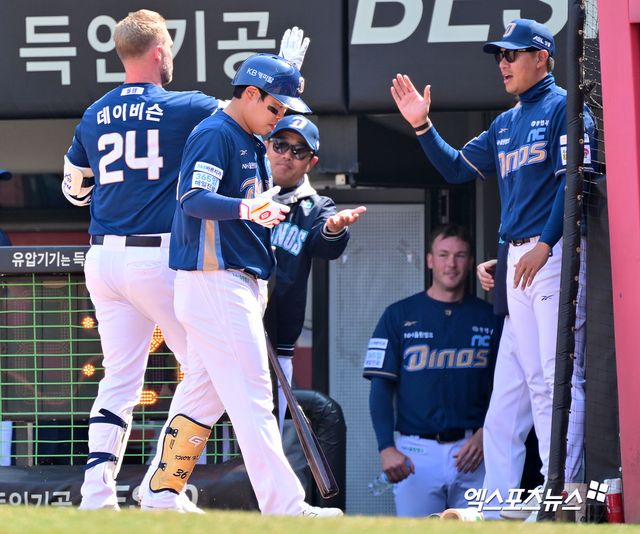23일 오후 광주기아챔피언스필드에서 열린 '2025 신한 SOL Bank KBO리그' NC 다이노스와 KIA 타이거즈의 경기, 2회초 NC 데이비슨이 솔로 홈런을 날린 후 하이파이브를 하고 있다. 광주, 김한준 기자