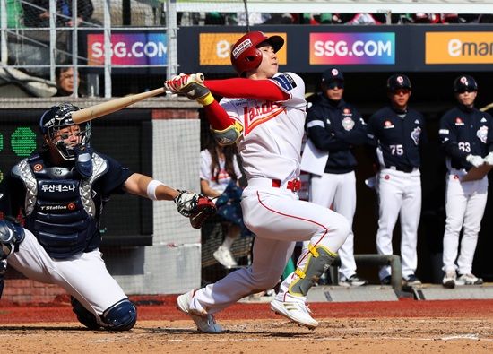 SSG 랜더스 내야수 박성한이 개막전 사구 여파로 23일 문학 두산전 선발 라인업에서 제외됐다. SSG 랜더스
