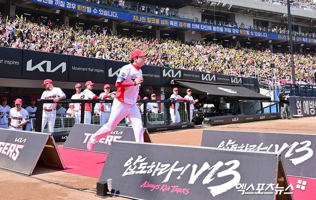 22일 오후 광주기아챔피언스필드에서 열린 '2025 신한 SOL Bank KBO리그' NC 다이노스와 KIA 타이거즈의 개막전 경기, KIA 양현종이 입장하고 있다. 엑스포츠뉴스 DB