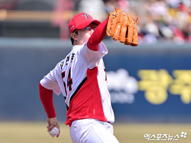 23일 오후 광주기아챔피언스필드에서 열린 '2025 신한 SOL Bank KBO리그' NC 다이노스와 KIA 타이거즈의 경기, 1회초 KIA 선발투수 양현종이 공을 힘차게 던지고 있다. 광주, 김한준 기자