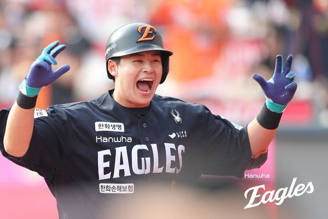한화 이글스 내야수 노시환이 23일 수원 KT위즈파크에서 열린 KT 위즈와의 원정경기에 출전해 동점 홈런을 친 뒤 미소 짓고 있다. 한화 이글스