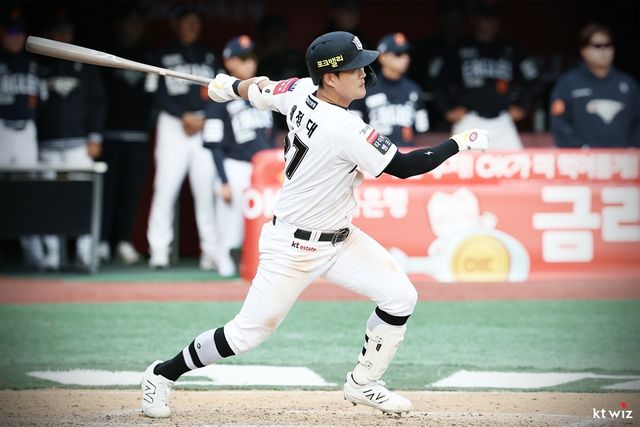 KT 위즈 외야수 배정대가 23일 수원 KT위즈파크에서 열린 한화 이글스와의 홈경기에서 끝내기 안타를 치고 있다. KT 위즈