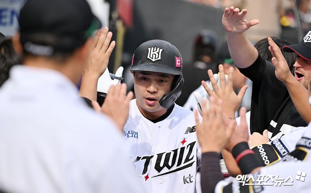 KT 위즈 문상철이 경기에서 득점 후 동료들의 축하를 받고 있다. 엑스포츠뉴스 DB