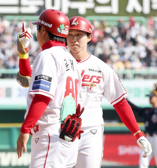 SSG 랜더스 내야수 박성한이 개막전 사구 여파로 23일 문학 두산전 선발 라인업에서 제외됐다. SSG 랜더스