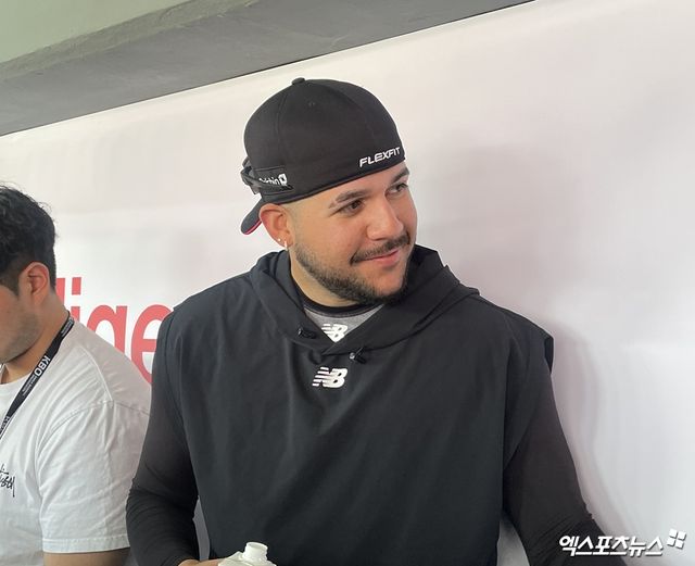 KT 위즈 선발투수 엔마누엘 데 헤이수스가 23일 수원 KT위즈파크에서 인터뷰를 준비하고 있다. 수원, 최원영 기자
