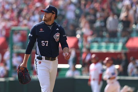 두산 베어스 외국인 투수 콜 어빈이 지난 22일 문학 SSG 랜더스전에서 KBO리그 데뷔전을 치러 5이닝 7피안타 6탈삼진 3사사구 4실점을 기록했다. 두산 베어스