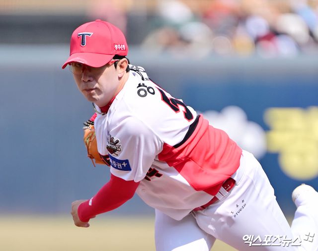23일 오후 광주기아챔피언스필드에서 열린 '2025 신한 SOL Bank KBO리그' NC 다이노스와 KIA 타이거즈의 경기, 1회초 KIA 선발투수 양현종이 공을 힘차게 던지고 있다. 광주, 김한준 기자