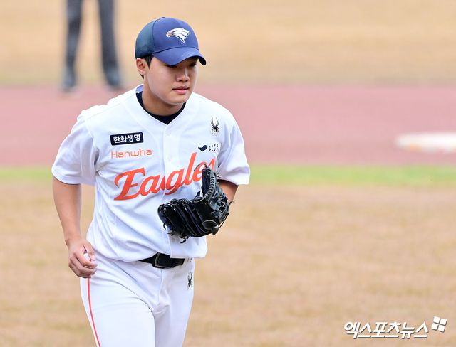 한화 이글스 신인 투수 정우주가 구단 자체 청백전에 등판해 무실점으로 이닝을 마친 뒤 더그아웃으로 들어오고 있다. 엑스포츠뉴스 DB