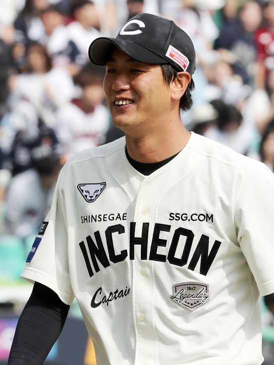 SSG 랜더스 투수 김광현이 23일 문학 두산전에 선발 등판해 5.2이닝 8탈삼진 2실점으로 시즌 첫 승과 함께 팀 개막 2연승을 이끌었다. SSG 랜더스