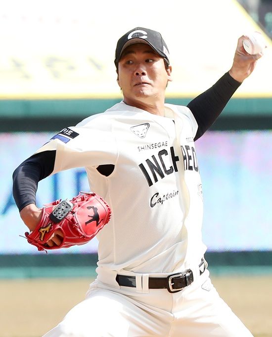 SSG 랜더스 투수 김광현이 23일 문학 두산전에 선발 등판해 5.2이닝 8탈삼진 2실점으로 시즌 첫 승과 함께 팀 개막 2연승을 이끌었다. SSG 랜더스