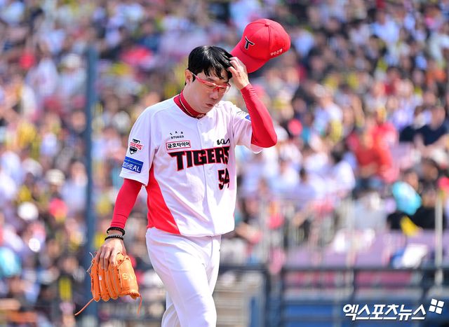 23일 오후 광주기아챔피언스필드에서 열린 '2025 신한 SOL Bank KBO리그' NC 다이노스와 KIA 타이거즈의 경기, 2회초 수비를 마친 KIA 선발투수 양현종이 더그아웃으로 향하고 있다. 광주, 김한준 기자