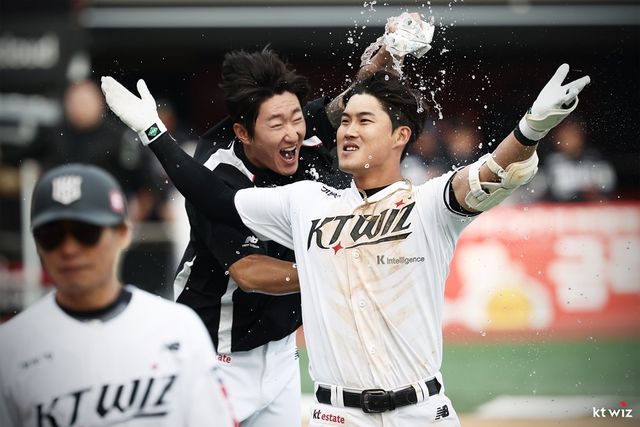 KT 위즈 외야수 배정대가 23일 수원 KT위즈파크에서 열린 한화 이글스와의 홈경기에서 끝내기 안타를 때려낸 뒤 세리머니하고 있다. KT 위즈