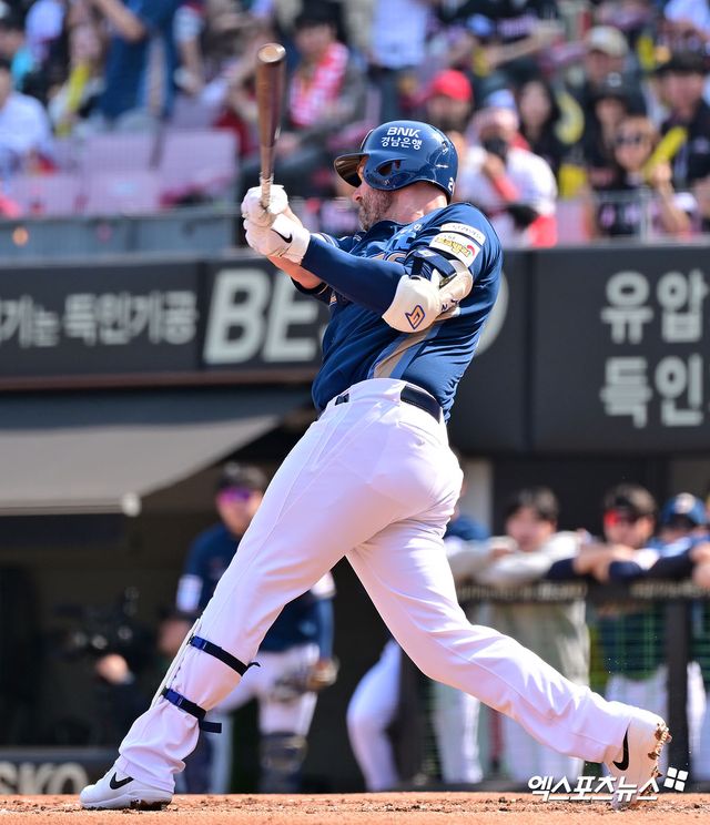 23일 오후 광주기아챔피언스필드에서 열린 '2025 신한 SOL Bank KBO리그' NC 다이노스와 KIA 타이거즈의 경기, 2회초 NC 데이비슨이 솔로 홈런을 날리고 있다. 광주, 김한준 기자