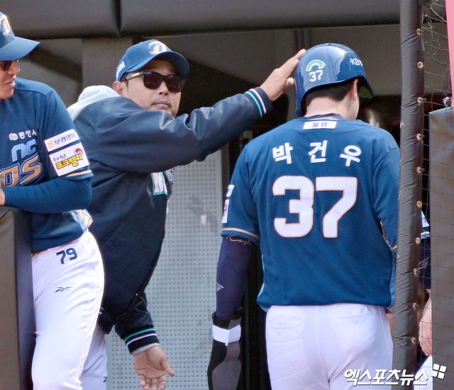23일 오후 광주기아챔피언스필드에서 열린 '2025 신한 SOL Bank KBO리그' NC 다이노스와 KIA 타이거즈의 경기, 2회초 1사 1,2루 NC 박건우가 김형준의 1타점적시타때 득점에 성공한 후 이호준 감독의 축하를 받고 있다. 광주, 김한준 기자