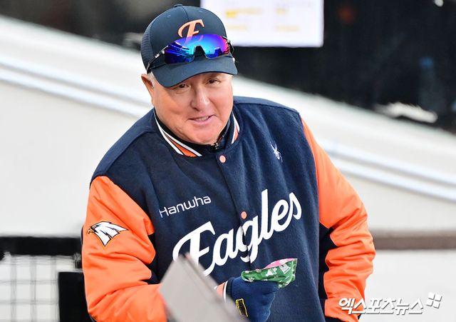 한화 이글스 김경문 감독이 경기를 앞두고 미소 짓고 있다. 엑스포츠뉴스 DB