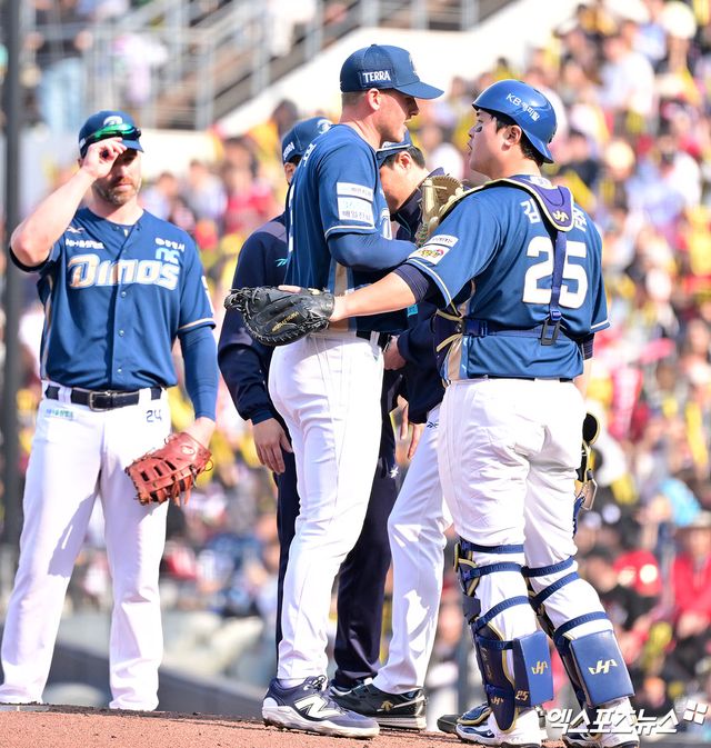 23일 오후 광주기아챔피언스필드에서 열린 '2025 신한 SOL Bank KBO리그' NC 다이노스와 KIA 타이거즈의 경기, 6회말 1사 2루 NC 선발투수 라일리가 마운드를 내려가고 있다. 광주, 김한준 기자