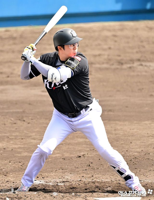 KT 위즈 내야수 허경민이 경기에 출전해 타격하고 있다. 엑스포츠뉴스 DB