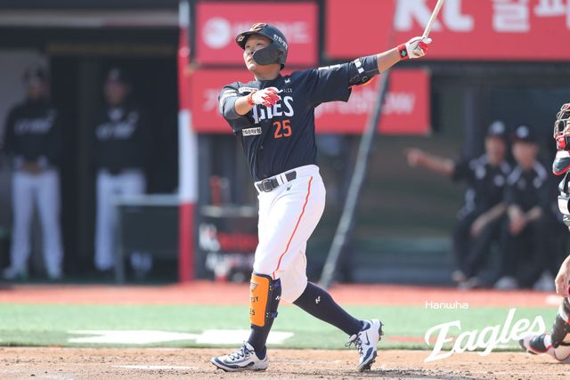 22일 수원 KT위즈파크에서 열린 2025 신한 SOL Bank KBO리그 한화 이글스와 KT 위즈의 정규시즌 개막전, 한화 김태연이 타격을 하고 있다. 한화 이글스
