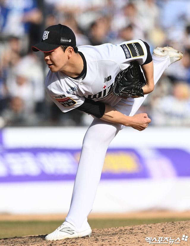 KT 위즈 투수 손동현이 경기에 구원 등판해 역투하고 있다. 엑스포츠뉴스 DB