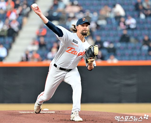 한화 이글스 선발투수 라이언 와이스가 경기에 선발 등판해 투구하고 있다. 엑스포츠뉴스 DB