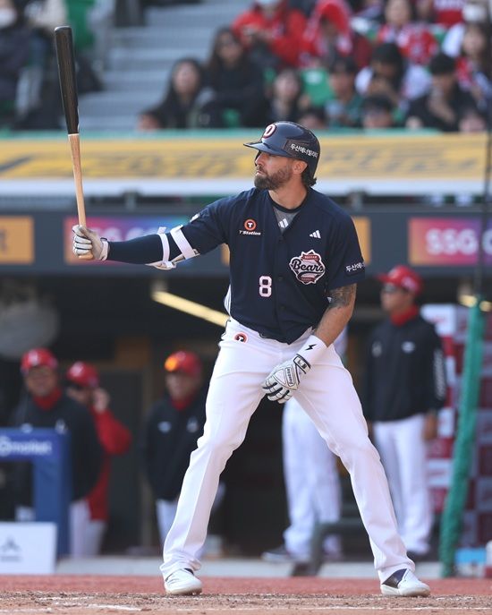 두산 베어스 외국인 타자 케이브가 개막 시리즈 2경기에서 8타수 무안타 2삼진으로 부진했다. 두산 베어스