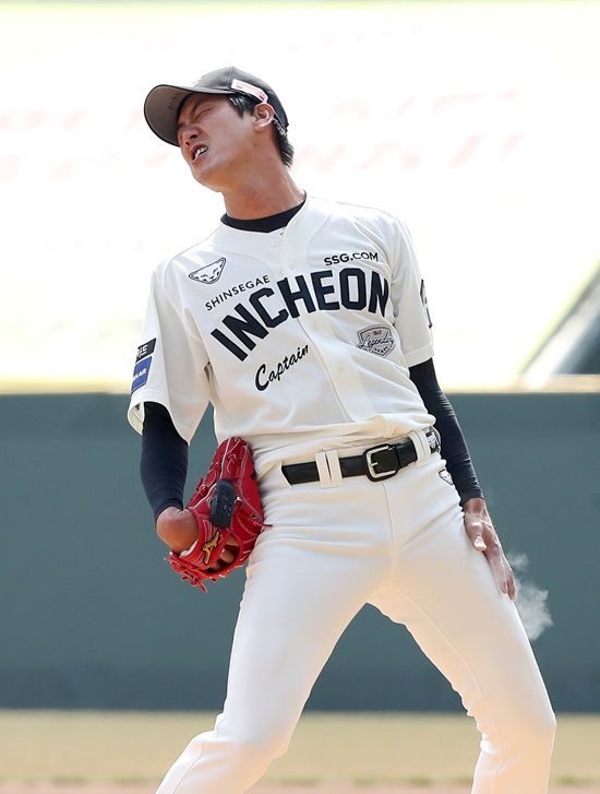 SSG 랜더스 투수 김광현이 23일 문학 두산전에 선발 등판해 5.2이닝 8탈삼진 2실점으로 시즌 첫 승과 함께 팀 개막 2연승을 이끌었다. SSG 랜더스