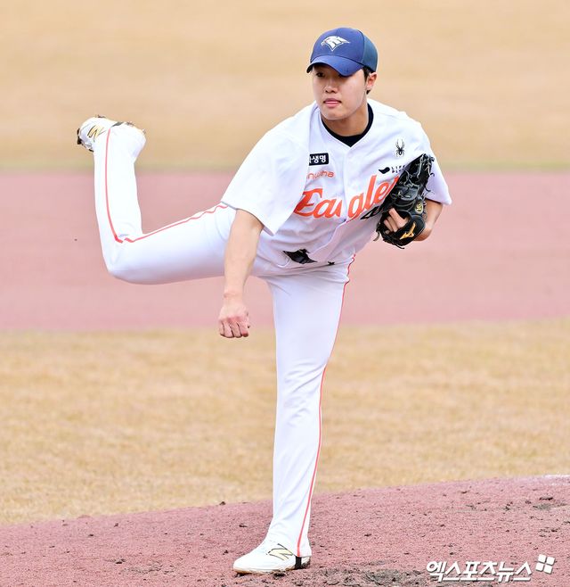 한화 이글스 신인 투수 정우주가 구단 자체 청백전에 등판해 투구하고 있다. 엑스포츠뉴스 DB