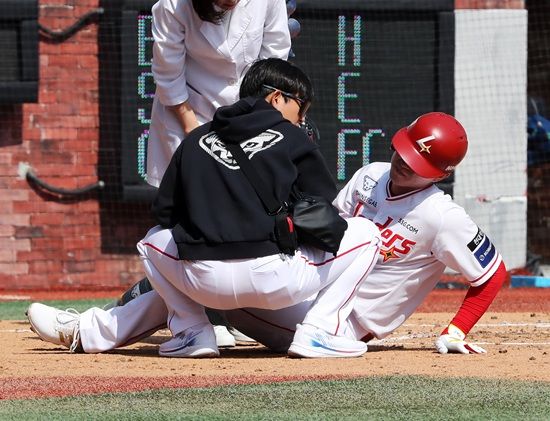 SSG 랜더스 내야수 박성한이 개막전 사구 여파로 23일 문학 두산전 선발 라인업에서 제외됐다. SSG 랜더스