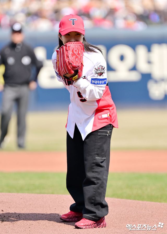23일 오후 광주기아챔피언스필드에서 열린 '2025 신한 SOL Bank KBO리그' NC 다이노스와 KIA 타이거즈의 경기, 경기 전 쇼트트랙 김길리가 시구에 임하고 있다. 광주, 김한준 기자