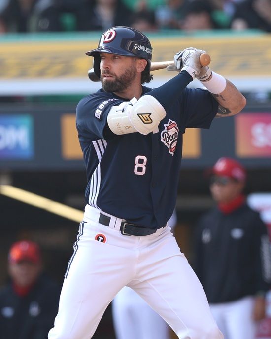 두산 베어스 외국인 타자 케이브가 개막 시리즈 2경기에서 8타수 무안타 2삼진으로 부진했다. 두산 베어스
