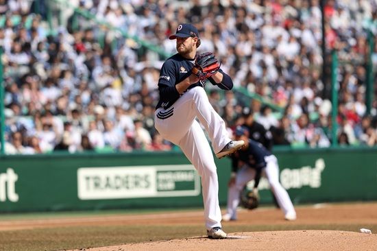 두산 베어스 외국인 투수 콜 어빈이 지난 22일 문학 SSG 랜더스전에서 KBO리그 데뷔전을 치러 5이닝 7피안타 6탈삼진 3사사구 4실점을 기록했다. 두산 베어스