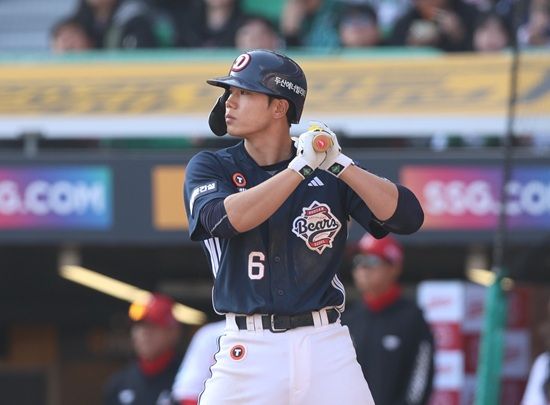 두산 베어스가 지난 22일 개막전에서 8회 구원 등판한 이영하의 역전 2점 홈런 허용으로 쓰라린 역전패를 당했다. 두산은 23일 문학 SSG전에서 선발 2루수를 개막전 4타수 무안타를 기록한 오명진에서 이유찬으로 바꿨다. 두산 베어스