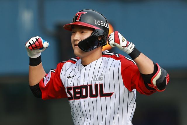 LG 내야수 문정빈은 23일 잠실구장에서 열린 '2025 신한 SOL Bank KBO 리그' 롯데와 정규시즌 2차전에서 8회말 대타로 출전했다. 프로 첫 안타를 홈런으로 장식하며 승리에 쐐기를 박았다. 연합뉴스