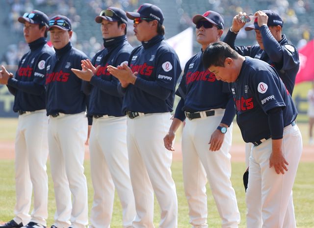 김태형 감독(오른쪽 첫 번째)이 이끄는 롯데 자이언츠가 지난 22~23일 LG 트윈스와의 2025 시즌 개막 2연전을 모두 졌다. 사진 연합뉴스