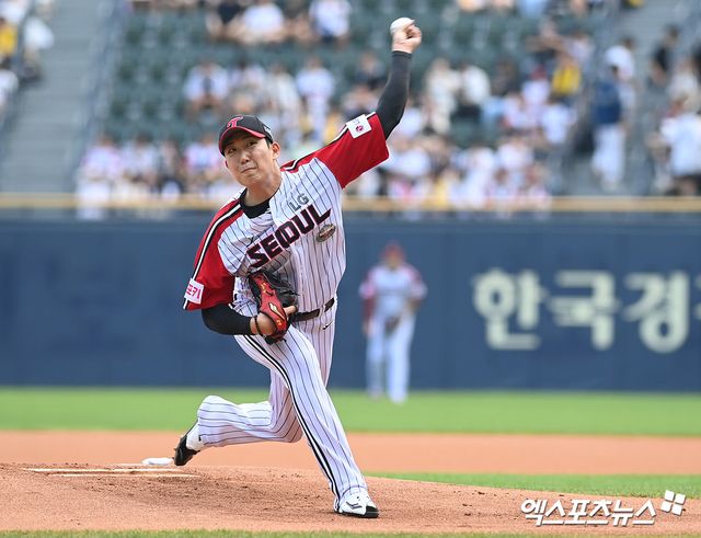 LG 투수 손주영은 23일 잠실구장에서 열린 '2025 신한 SOL Bank KBO 리그' 롯데와 정규시즌 2차전에서 선발 등판했다. 7이닝 무실점 퀄리티스타트 플러스를 기록하며 팀 승리에 힘을 보탰다. 동시에 시즌 첫 승을 거뒀다. 엑스포츠뉴스 DB