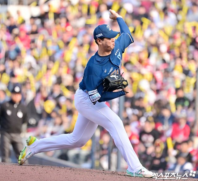23일 오후 광주기아챔피언스필드에서 열린 '2025 신한 SOL Bank KBO리그' NC 다이노스와 KIA 타이거즈의 경기, 7회말 1사 2루 NC 김태현이 공을 힘차게 던지고 있다. 광주, 김한준 기자