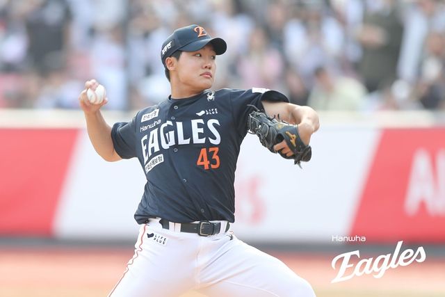 24일 수원케이티위즈파크에서 열린 2025 신한 SOL Bank KBO리그 한화 이글스와 KT 위즈의 경기, 한화 신인 정우주는 1이닝 퍼펙트로 성공적인 데뷔전을 치렀다. 한화 이글스
