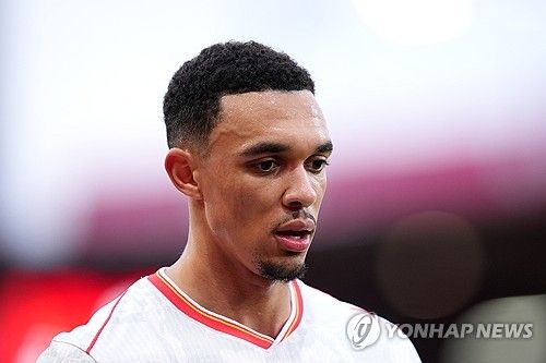 스페인 매체 '렐레보' 기자 마테오 모레토가 23일(한국시간) 아놀드가 4월에 자신의 미래를 결정하게 될 것이라고 전했다.&nbsp;다른 스패인 매체 '마르카'도 다르지 않았다. 매체는 아놀드의 레알 이적이 99% 완료됐다면서 아놀드가 리버풀의 재계약 제안을 아놀드는 오랜 시간 전에 레알 이적을 결정해 왔고 어떤 것도 그의 마음을 되돌리지 못할 것이라고 전했다.&nbsp;연합뉴스