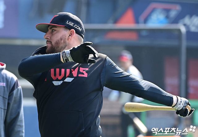 지난 22일 롯데 자이언츠와의 2025 시즌 개막전에서 결승타를 기록한 LG 트윈스 외국인 타자 오스틴 딘. 사진 엑스포츠뉴스 DB