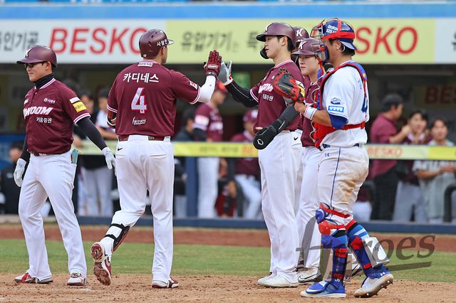 키움 외야수 카디네스(4번)는 지난 22~23일 라이온즈파크에서 열린 '2025 신한 SOL Bank KBO 리그' 삼성전에서 모두 선발 출전했다. 만루포를 포함해 총합 OPS 1.778로 폭발적인 타격감을 선보였다. 키움 히어로즈