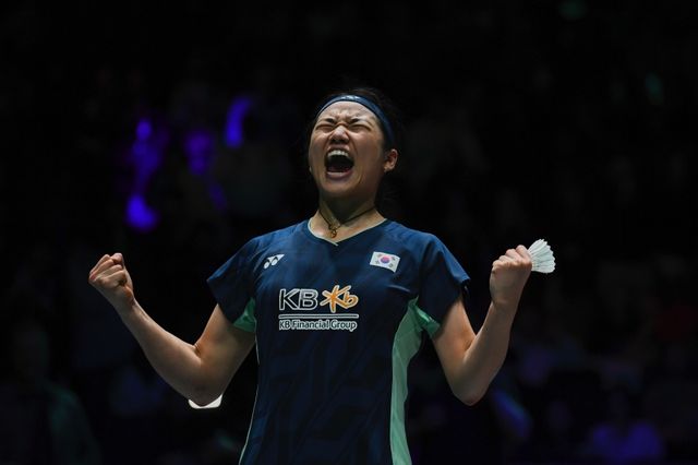 안세영이 17일 영국 버밍엄에서 열린 전영오픈 배드민턴 여자 단식 결승에서 중국 대표 왕즈이를 게임스코어 2-1로 누르고 우승을 확정지은 뒤 포효하고 있다. AP연합뉴스