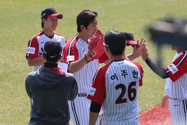 LG 투수 손주영(가운데)은 23일 잠실구장에서 열린 '2025 신한 SOL Bank KBO 리그' 롯데와 정규시즌 2차전에서 선발 등판했다. 7이닝 무실점 퀄리티스타트 플러스를 기록하며 팀 승리에 힘을 보탰다. 동시에 시즌 첫 승을 거뒀다. LG 트윈스