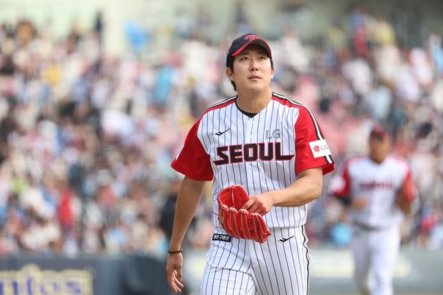 LG 투수 손주영은 23일 잠실구장에서 열린 '2025 신한 SOL Bank KBO 리그' 롯데와 정규시즌 2차전에서 선발 등판했다. 7이닝 무실점 퀄리티스타트 플러스를 기록하며 팀 승리에 힘을 보탰다. 동시에 시즌 첫 승을 거뒀다. LG 트윈스