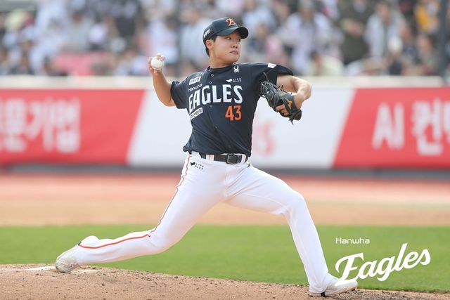 24일 수원케이티위즈파크에서 열린 2025 신한 SOL Bank KBO리그 한화 이글스와 KT 위즈의 경기, 한화 신인 정우주는 1이닝 퍼펙트로 성공적인 데뷔전을 치렀다. 한화 이글스