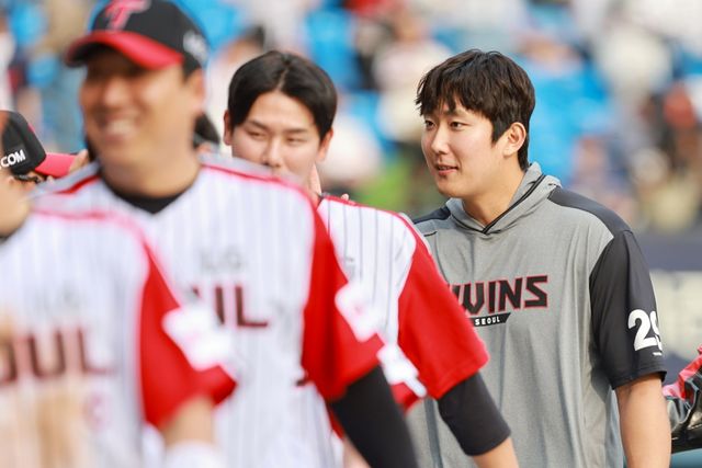 LG 투수 손주영(왼쪽 세 번째)은 23일 잠실구장에서 열린 '2025 신한 SOL Bank KBO 리그' 롯데와 정규시즌 2차전에서 선발 등판했다. 7이닝 무실점 퀄리티스타트 플러스를 기록하며 팀 승리에 힘을 보탰다. 동시에 시즌 첫 승을 거뒀다. 연합뉴스