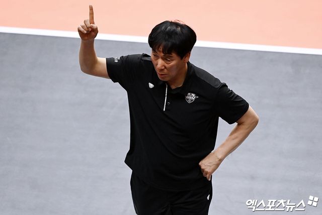 9일 오후 경기도 안산 상록수체육관에서 열린 도드람 2023-2024 V-리그 OK금융그룹과 우리카드의 경기, 우리카드 신영철 감독이 기뻐하고 있다. 엑스포츠뉴스DB