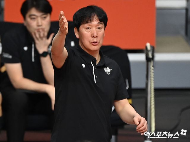  9일 오후 경기도 안산 상록수체육관에서 열린 도드람 2023-2024 V-리그 OK금융그룹과 우리카드의 경기, 우리카드 신영철 감독이 작전을 지시하고 있다. 엑스포츠뉴스DB