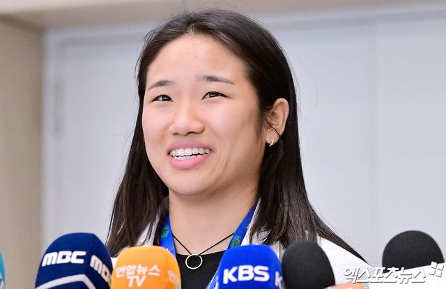 세계배드민턴연맹(BWF) 월드투어 슈퍼 1000 전영오픈 여자 단식에서 우승을 차지한 '라켓의 황제' 안세영(삼성생명)이 18일 오후 인천국제공항을 통해 귀국했다. 인터뷰하는 안세영. 엑스포츠뉴스DB